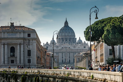 People by retaining wall against st peters basilica