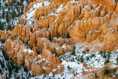 Far away zoom shot of bryce canyon national park of the hoodoos at inspiration point 