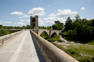 Arch bridge against sky