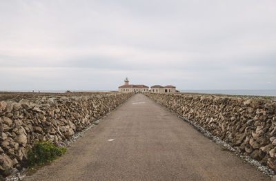 Road leading towards sea against sky