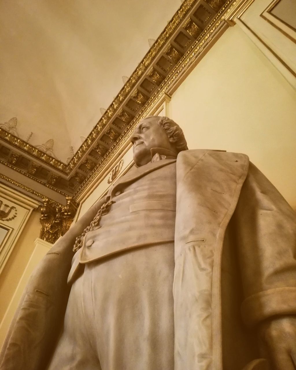 LOW ANGLE VIEW OF STATUE OF HISTORIC BUILDING