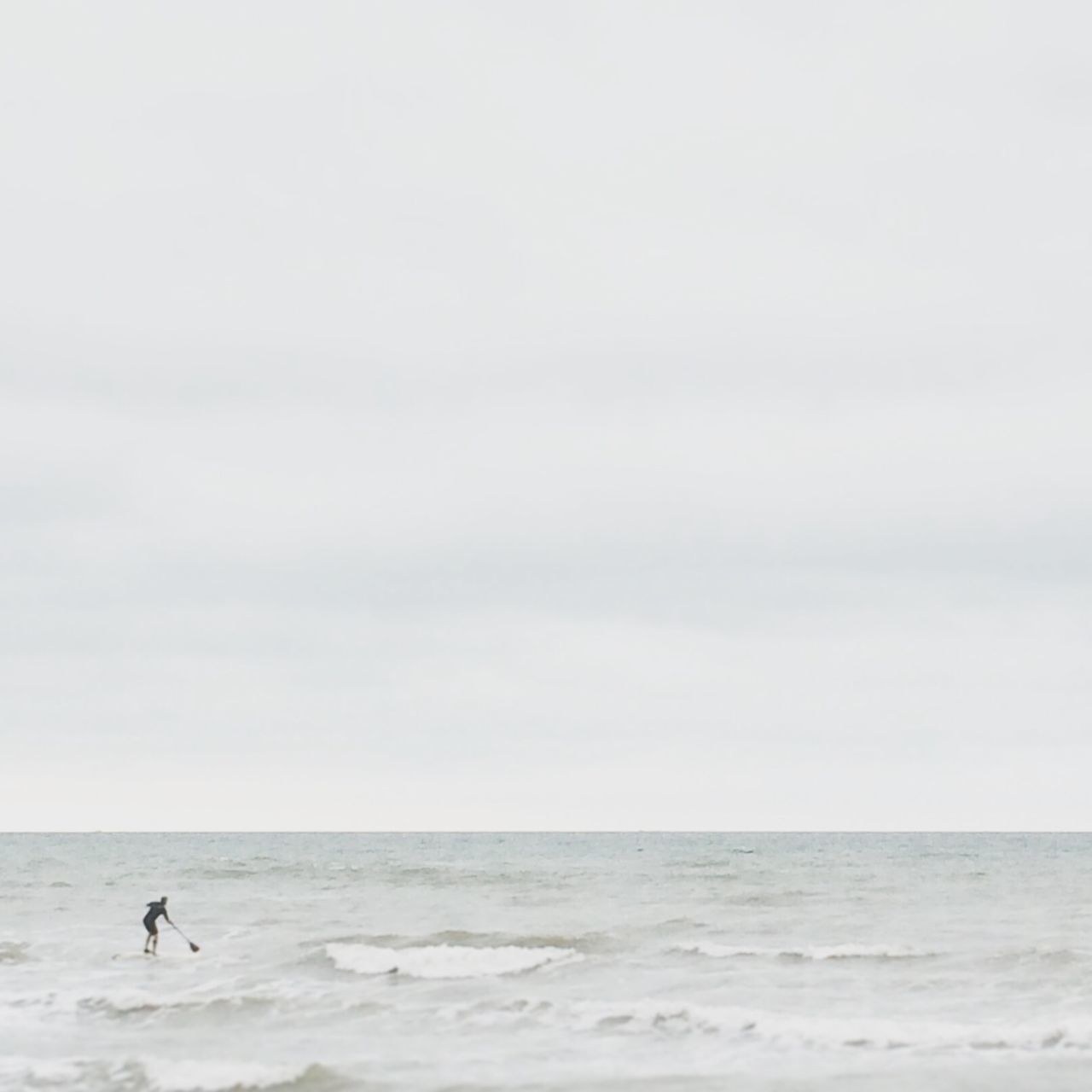 sea, horizon over water, beach, water, leisure activity, shore, lifestyles, sky, men, tranquil scene, tranquility, scenics, copy space, beauty in nature, nature, vacations, wave, sand