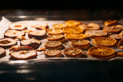 How to dry orange slices for christmas decorating. oranges drying in oven on metal rack and baking