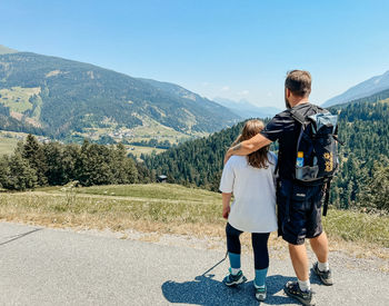 Tochter mit vater blicken ins bergpanorama Österreichs