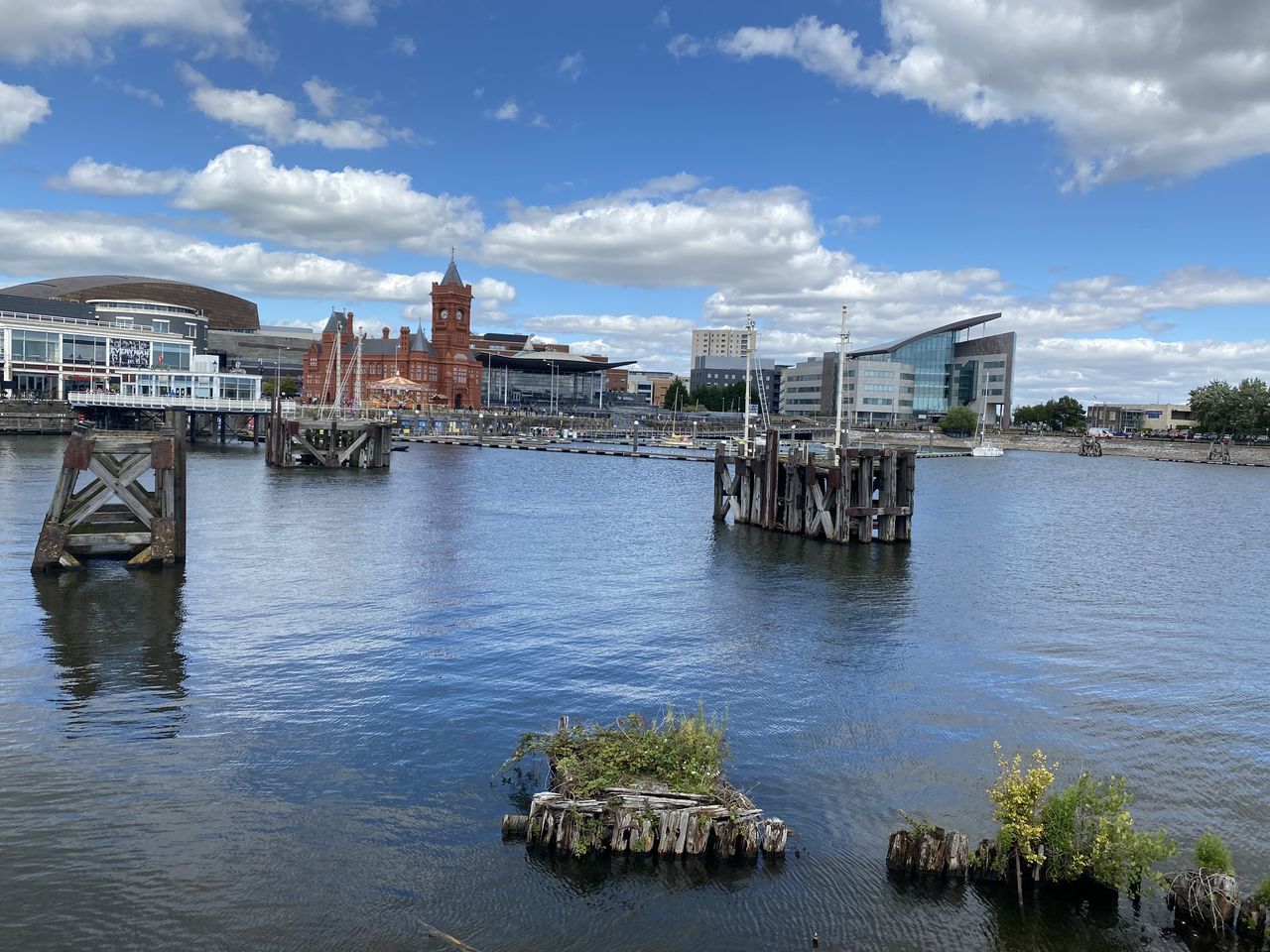 RIVER BY BUILDINGS AGAINST SKY IN CITY