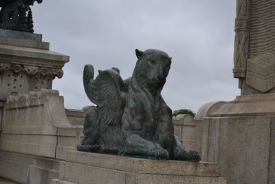 Statue against sky