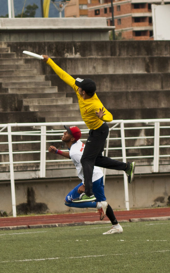 FULL LENGTH OF MAN PLAYING SOCCER ON FIELD