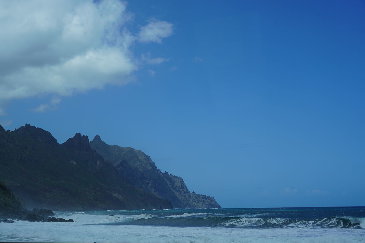 SCENIC VIEW OF SEA AND MOUNTAINS AGAINST SKY