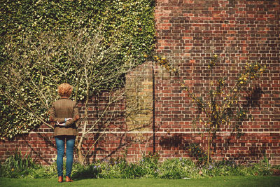 Ivy growing on wall