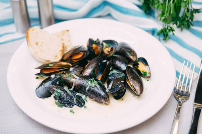 Black clams boiled in white wine sauce and sprinkled with fresh parsley