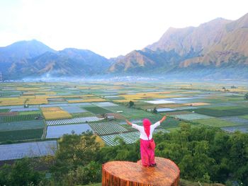 Gitl looking at mountain range against sky