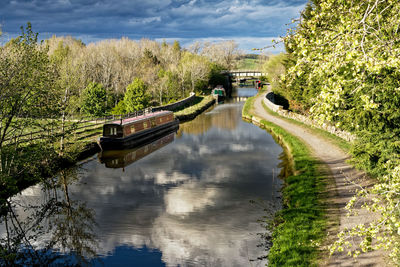 Leeds and liverpool canal aqueduct over the river aire near gargrave.