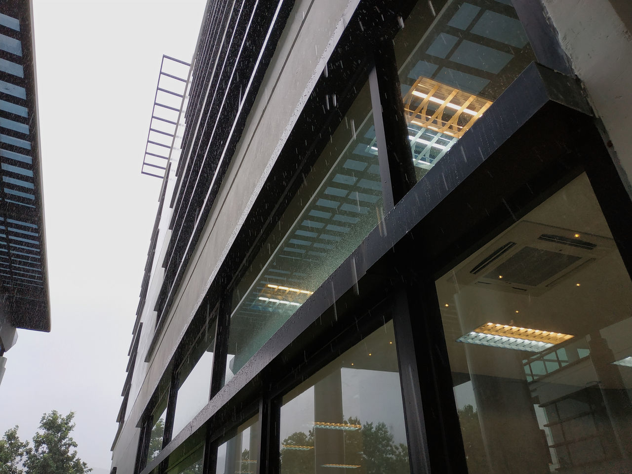 LOW ANGLE VIEW OF MODERN BUILDING AGAINST SKY