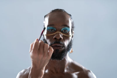 Portrait of young man wearing sunglasses against sky