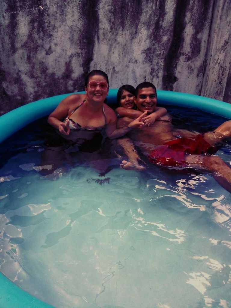 Familia ><