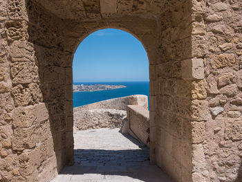 View of sea seen through arch