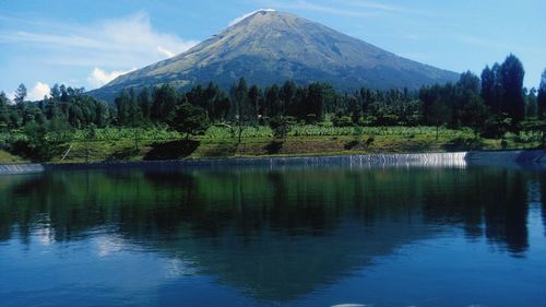 Scenic view of lake and mountains against sky
