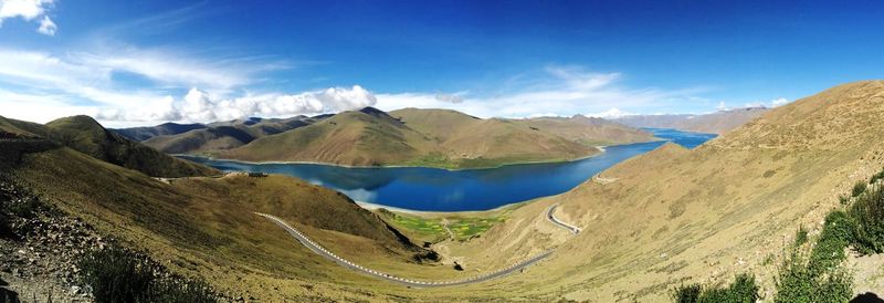 Panoramic view of yamdrok lake against sky