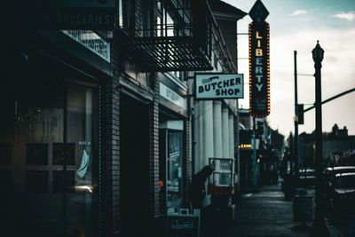 Illuminated street light