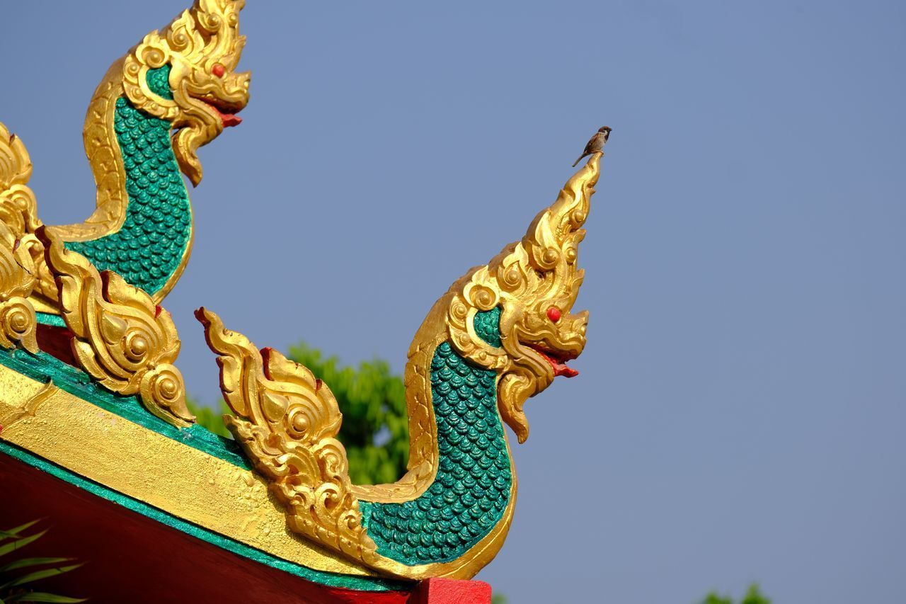 LOW ANGLE VIEW OF SCULPTURE AGAINST CLEAR SKY