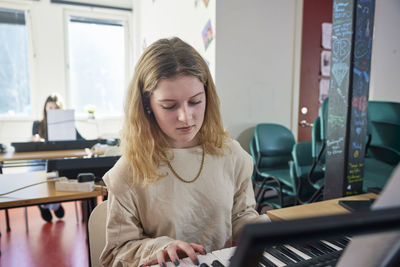 Teenage girl during keyboard lesson