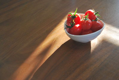 Tomatoes in bowl on table