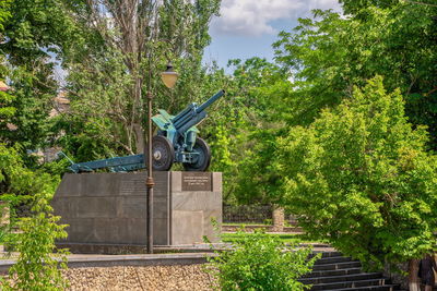 Soldiers-liberators in the center of kherson, ukraine, on a sunny summer day