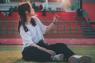 Full length of woman sitting on grass