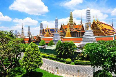 Emerald buddha at wat phra kaew against sky