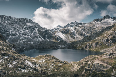 Panoramic view of lake and mountains against sky