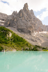 Sorapis lake and mountain