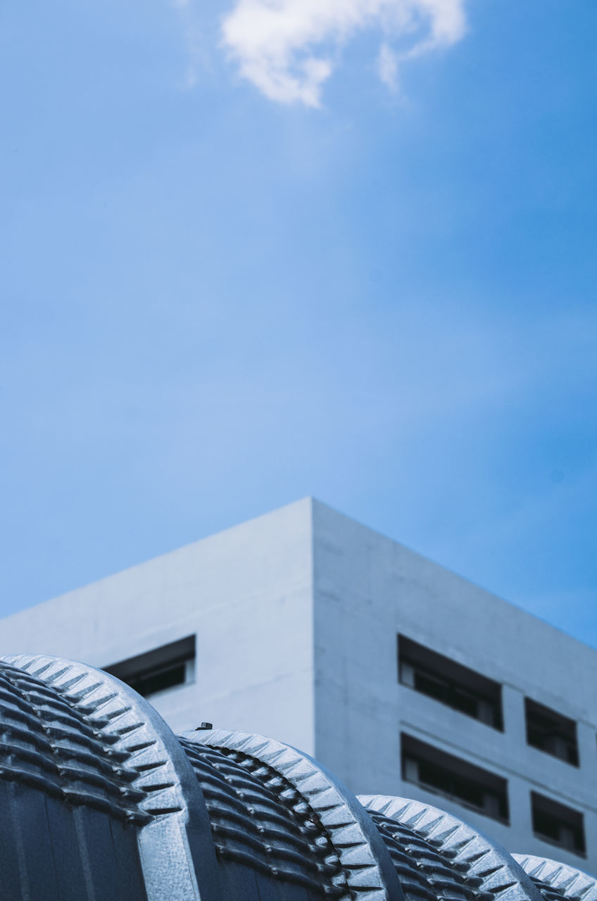 LOW ANGLE VIEW OF MODERN BUILDING AGAINST BLUE SKY