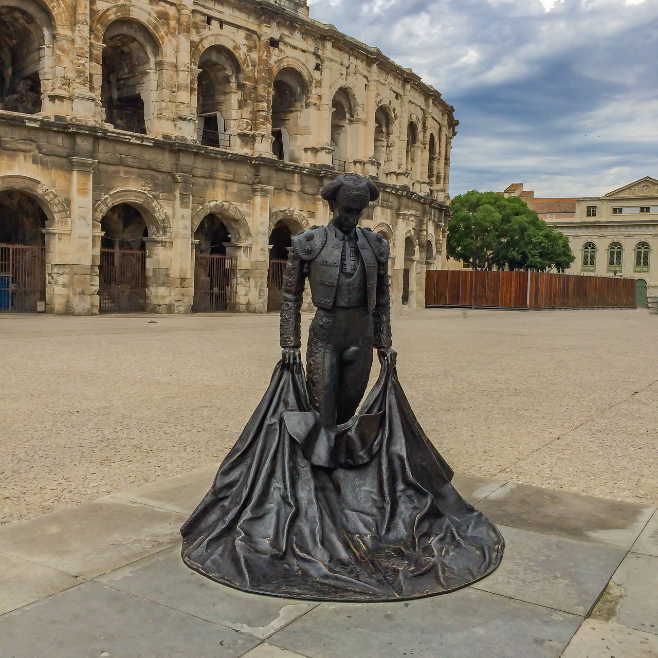 STATUE OF HISTORICAL BUILDING