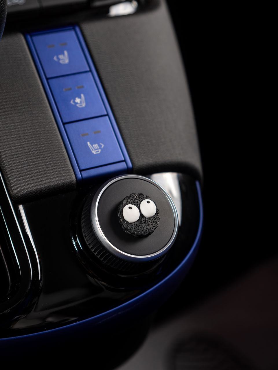 car, technology, vehicle, motor vehicle, black, indoors, close-up, steering wheel, equipment, black background, family car, control, city car, land vehicle, transportation, communication, no people, car interior, gear shift, studio shot, gadget, luxury vehicle, wireless technology, mode of transportation