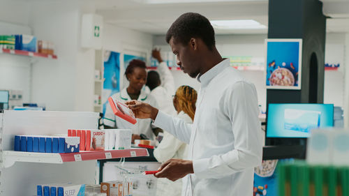 Midsection of doctor working in laboratory