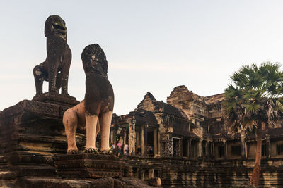 Statue of historic temple against sky