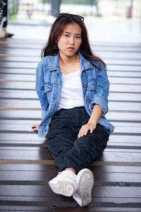 Portrait of young woman sitting on floor