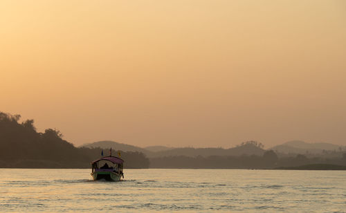 At the end of the day, taxi boat still on service for tourists who want to admire sunset river view