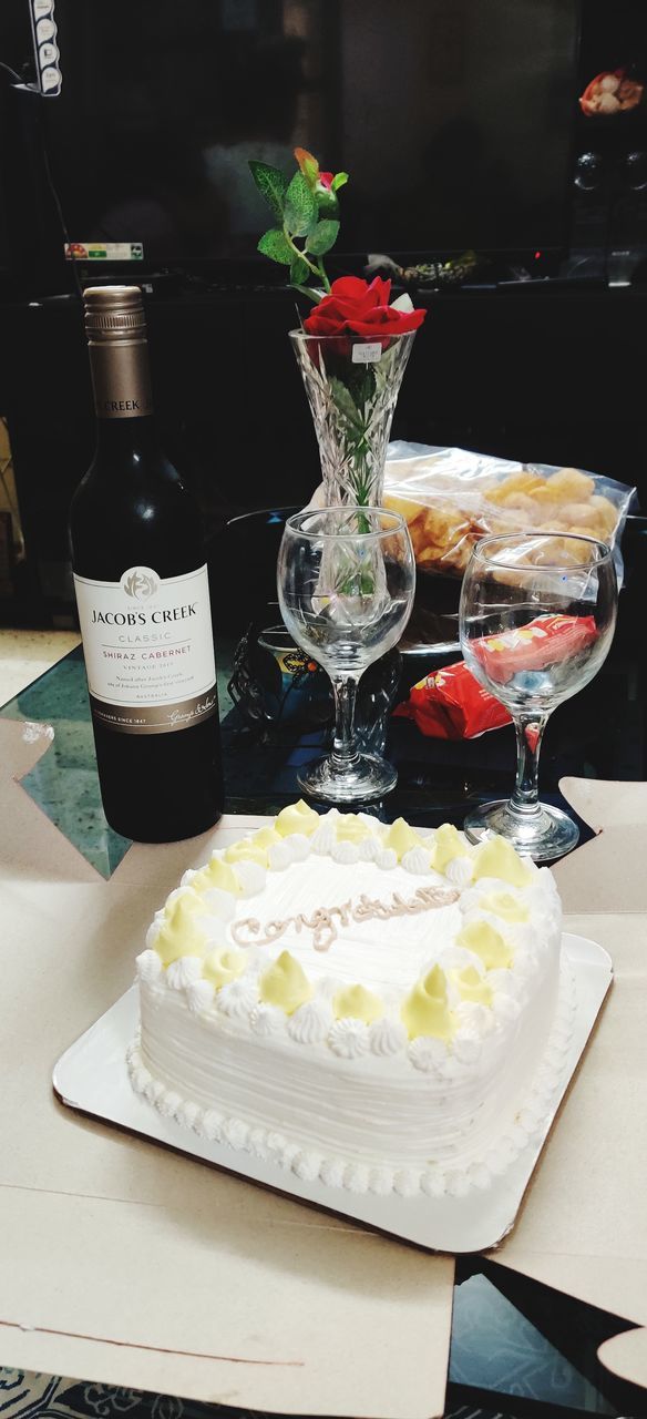 CLOSE-UP OF CAKE ON TABLE