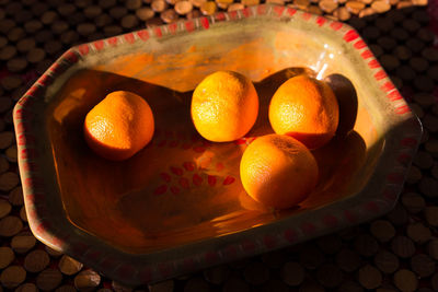 High angle selective focus view of clementines in ceramic service plate