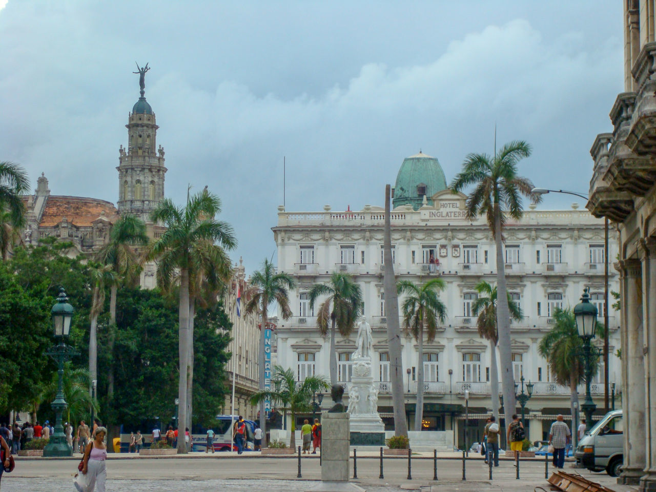 PEOPLE IN FRONT OF HISTORICAL BUILDING