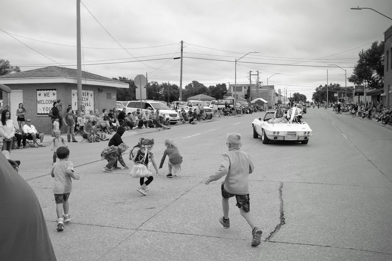 PANORAMIC VIEW OF PEOPLE ON STREET IN CITY