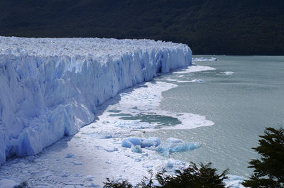 Scenic view of glaciers perito moreno against cloudy sky, patagonia argentina