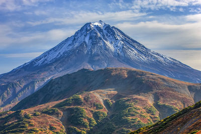 Vilyuchinsky volcano in autumn. kamchatka peninsula. close up