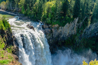 A view of the top of snoqualmie falls on a powerful day in washington state.