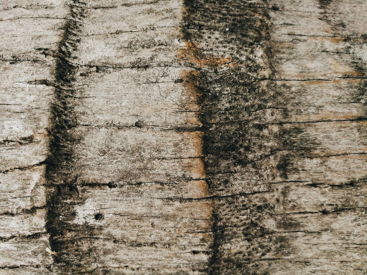 FULL FRAME SHOT OF WEATHERED WALL