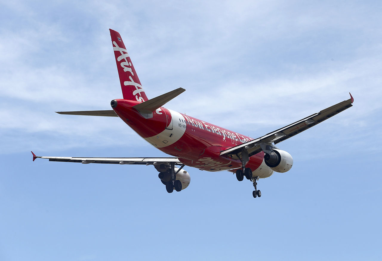 LOW ANGLE VIEW OF AIRPLANE IN MID-AIR AGAINST SKY