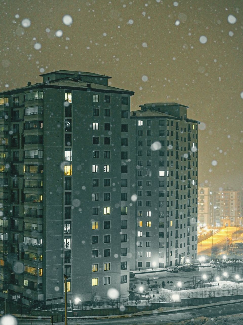 VIEW OF MODERN BUILDINGS AT NIGHT