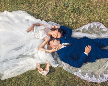 Full length of woman sitting on grass