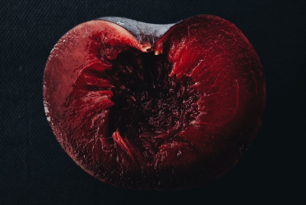HIGH ANGLE VIEW OF HEART SHAPE ON BLACK BACKGROUND